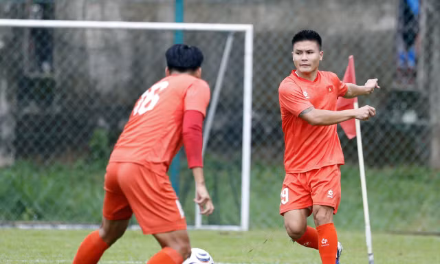 Nguyễn Quang Hải đang là tâm điểm chú ý sau trận đấu với Campuchia trên sân Mỹ Đình. Những gì anh thể hiện ở vòng bảng chưa thực sự ấn tượng như chờ đợi của giới hâm mộ. Dù vậy, HLV Kim Sang-sik và các đồng đội ở đội tuyển Việt Nam vẫn ủng hộ Quang Hải. Phó chủ tịch Trần Anh Tú hôm nay cho rằng Quang Hải là cầu thủ lớn và HLV Kim Sang-sik biết phải dùng anh như thế nào.
