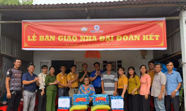 Đoàn thanh niên EVNGENCO2 bàn giao 2 căn nhà đại đoàn kết tại xã An Ninh