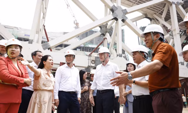 Chủ tịch FIFA thăm sân vận động 60.000 chỗ ngồi của PVF