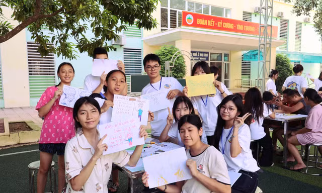 Chuyến xe thiện nguyện đặc biệt của học sinh THPT chuyên Hà Nội - Amsterdam
