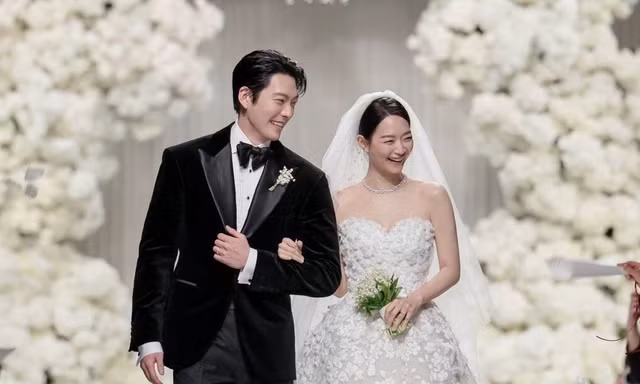 Kim Woo Bin - Shin Min Ah hoạt động năng suất sau hôn lễ, quảng cáo "tằng tằng"