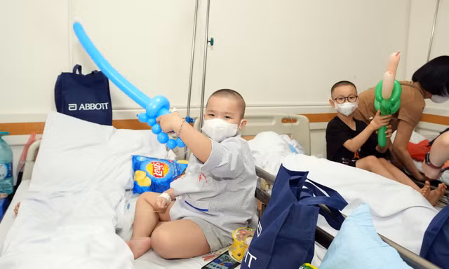 Trung Thu ấm áp với quà nhỏ gửi bệnh nhi tại Viện Huyết học - Truyền máu Trung ương