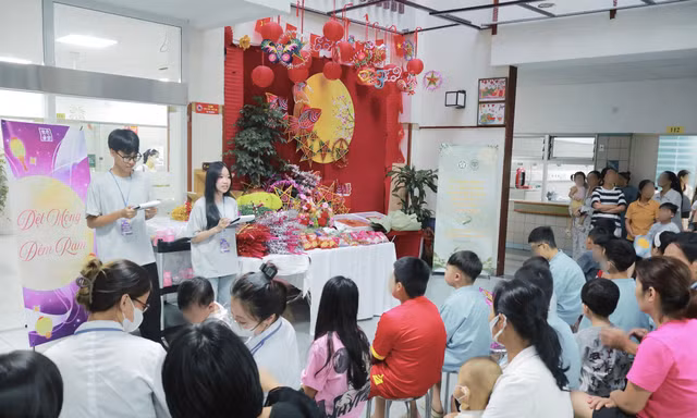 Học sinh THPT Việt Đức "Dệt Mộng Đêm Rằm" Trung thu tại Bệnh viện Bạch Mai