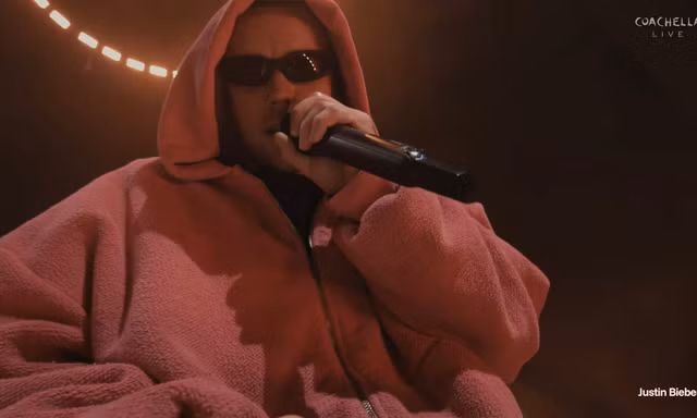 Justin Bieber "mang cả bầu trời thanh xuân trở lại" trên sân khấu Coachella 2026