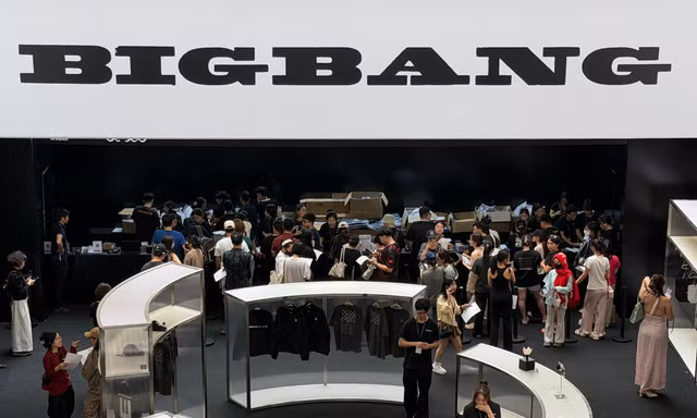 Pop-up BIGBANG tại Mễ Trì ngày đầu: Hàng chờ dài cả trăm mét, quầy đẹp và có dễ mua?