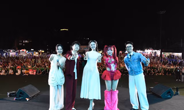 Khó quên Fest Chạm Việt Nam: Đen "khai tiệc" thân thiện, Anh Tú kết màn "cực cháy"