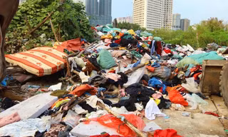 300 tấn quần áo cũ bị đổ bỏ ở ven đường tại Hà Nội