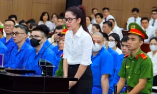Tượng mèo bằng vàng nặng 5,8 kg ở nhà bạn gái Mr Pips có thể mang ý nghĩa gì?