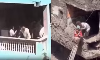 Gia đình trong ngôi nhà màu xanh vẫn đứng vững ở Nepal khi lũ quét tàn phá xung quanh.