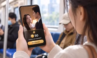 Một người xem phim ngắn trên điện thoại