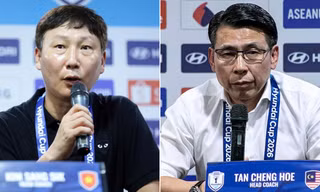 HLV Kim Sang Sik mặc áo trắng trong trận ĐT Việt Nam gặp ĐT Malaysia tại ASEAN Cup 2026