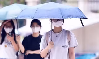 Hà Nội trời nắng và khá nóng vào buổi trưa trong những ngày cuối tháng 9