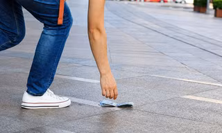 Vì sao dân gian có lời dặn không nhặt tiền rơi trong tháng 7 âm lịch