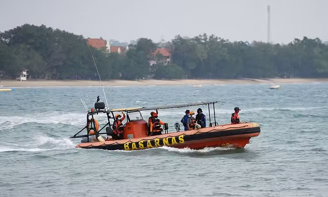 Tàu chở 243 người của Indonesia mất tích trên biển