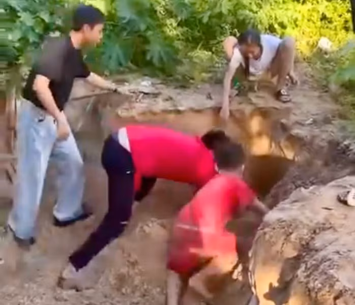 Tài xế Tí Hon cùng du khách và nhóm bạn cũng thi nhau bới cát tìm đứa bé 11 tuổi bị vùi lấp bên dưới
