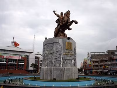Tượng đài Hoàng đế Quang Trung ở thành phố Qui Nhơn