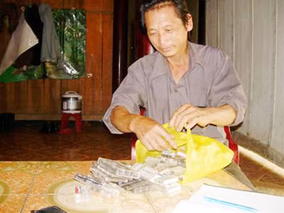 Anh Nguyễn Kim Hợp và bộ “đồ nghề” chống tham nhũng. Ảnh: PV