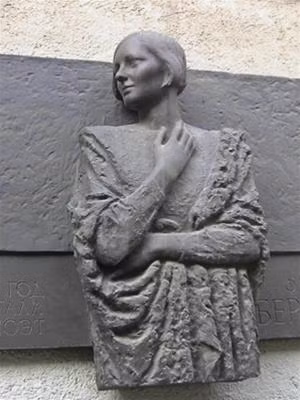 Tượng Olga Berggoltz trên tường ngôi nhà ở Leningrad (nay là Saint Peterbourg), nơi bà sống từ 1932 đến 1943)