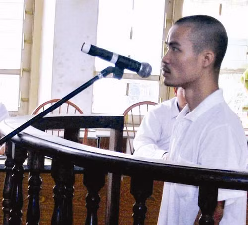 Bị cáo Nguyễn Quý Đoan đang khai ra những chứng cứ ngoại phạm Bị cáo Nguyễn Quý Đoan đang khai ra những chứng cứ ngoại phạm