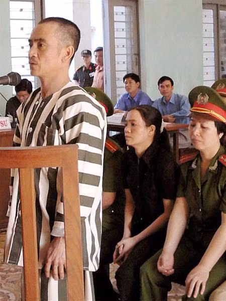 Huỳnh Văn Nén tại phiên tòa phúc thẩm lần 2 “vụ án vườn điều”, ngày 10/3/2005