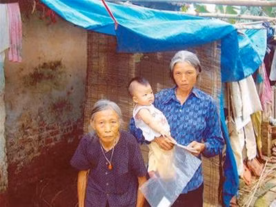 Bà Còng cùng con gái và chắt gái (con của H.) đang ở xã Thạch Đà, Mê Linh, Vĩnh Phúc. Ảnh: Đỗ Hà