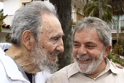 Cựu chủ tịch Cuba Fidel Castro (bên trái) nói chuyện với Tổng thống Brazil Lula da Silva tại La Havana - Ảnh: Reuters