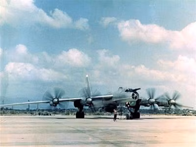 Máy bay chiến lược TU 95 tại sân bay Cam Ranh