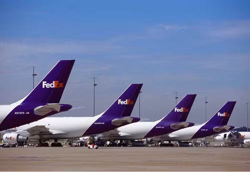 Hãng bay Fedex chuyên vận chuyển hàng hoá.