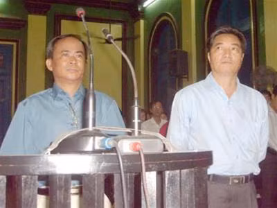 Thầy trò Bùi Liên Hiệp (trái) và Lương Vĩnh Phúc (phải) trước tòa - ảnh T.H.V Thầy trò Bùi Liên Hiệp (trái) và Lương Vĩnh Phúc (phải) trước tòa - ảnh T.H.V