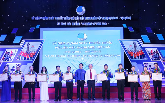 Tuyên dương 15 thanh niên nhận giải thưởng 15 tháng 10
