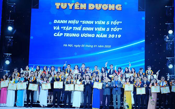 Hội Sinh viên Việt Nam đón nhận Huân chương Độc lập hạng nhất lần 2