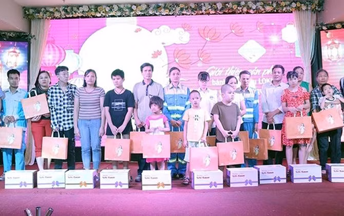 Tặng quà cho con em công nhân vệ sinh môi trường có hoàn cảnh khó khăn