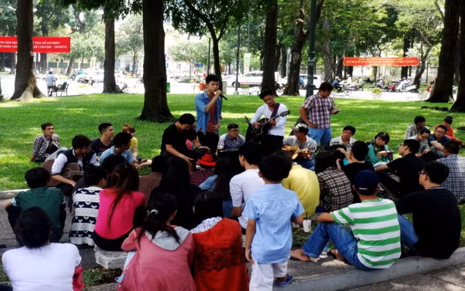 Muôn kiểu sinh viên tránh nóng ngày Hè