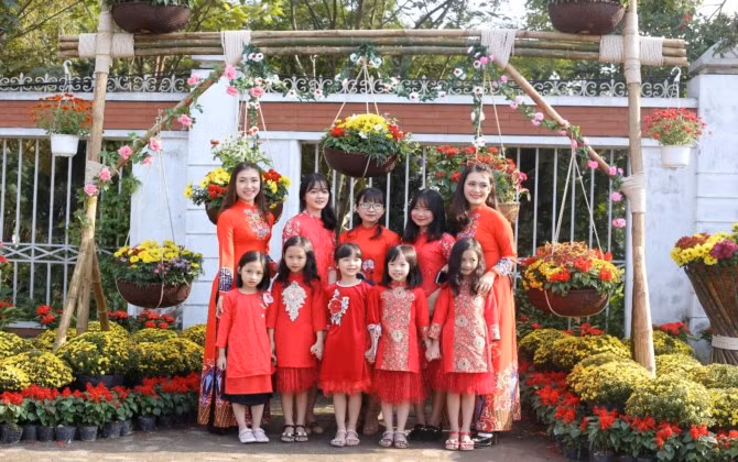 TP Vinh: Người dân nô nức đổ ra cung đường hoa 2,5 tỷ