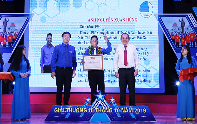 Tuyên dương 15 thanh niên nhận giải thưởng 15 tháng 10