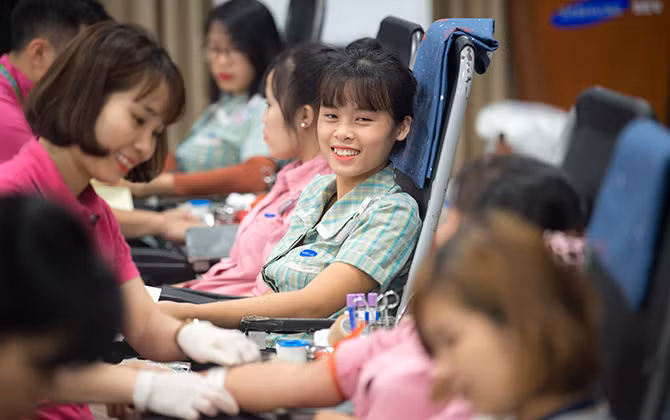  Hàng ngàn công nhân hiến máu tình nguyện