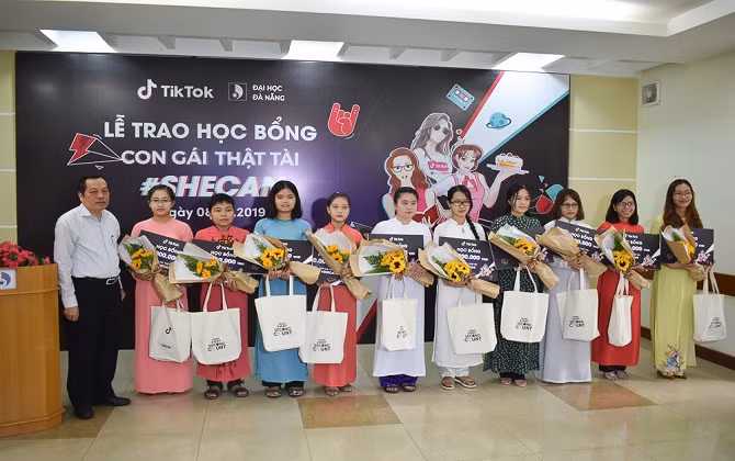 Trao học bổng Tiktok cho nữ sinh viên Đại học Đà Nẵng 