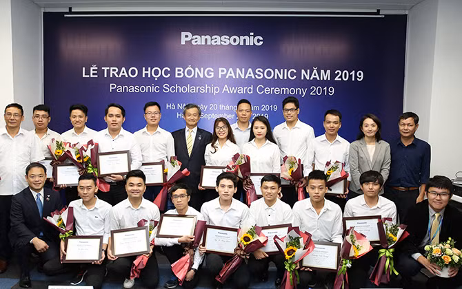 Trao gần 52 tỷ đồng học bổng cho sinh viên Việt Nam
