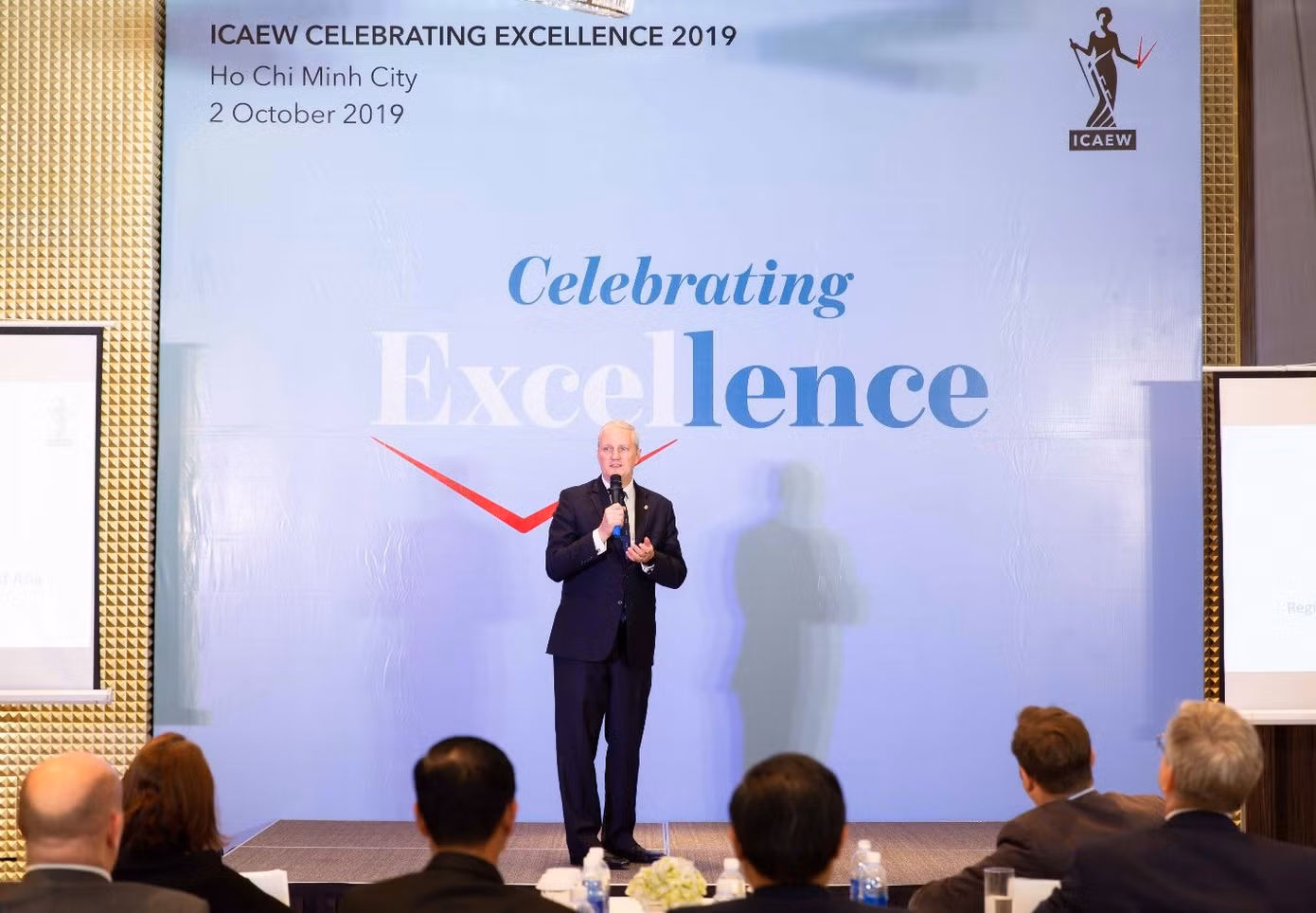 ICAEW trao Chứng chỉ quốc tế về Tài chính, Kế toán và Kinh doanh cho các học viên Việt Nam
