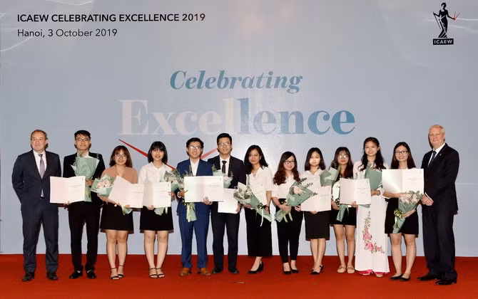 ICAEW trao Chứng chỉ quốc tế về Tài chính, Kế toán và Kinh doanh cho các học viên Việt Nam