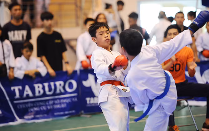 Võ sinh tranh tài tại giải Taekwondo huyện Hoài Đức mở rộng năm 2019