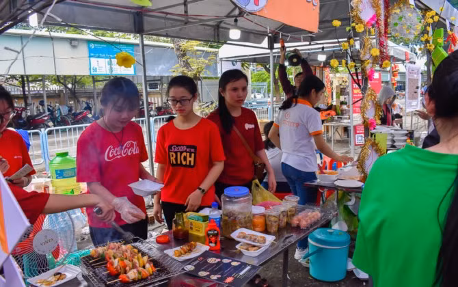 Sinh viên ĐH Kinh tế - ĐH Đà Nẵng mang sắc xuân qua phiên chợ Tết