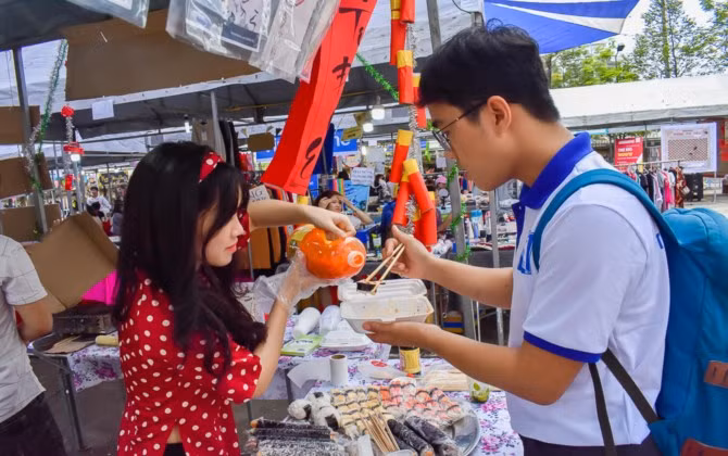 Sinh viên ĐH Kinh tế - ĐH Đà Nẵng mang sắc xuân qua phiên chợ Tết