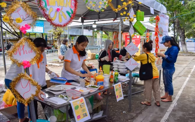 Sinh viên ĐH Kinh tế - ĐH Đà Nẵng mang sắc xuân qua phiên chợ Tết