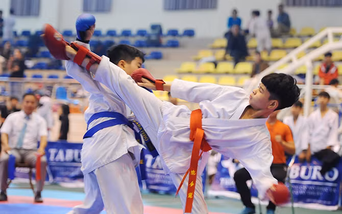 Võ sinh tranh tài tại giải Taekwondo huyện Hoài Đức mở rộng năm 2019