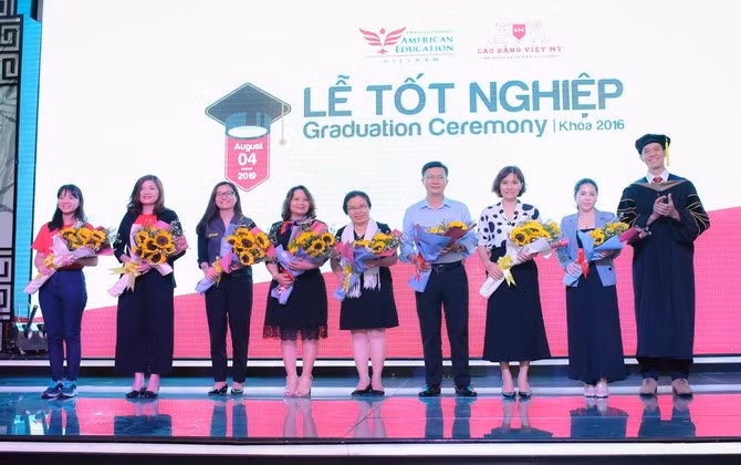Sinh viên trường CĐ Việt Mỹ được 12 tập đoàn, tổng công ty tuyển dụng ngay tại Lễ tốt nghiệp 