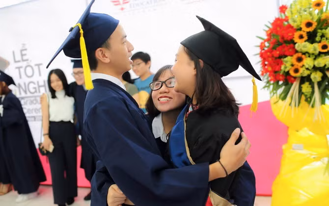 Sinh viên trường CĐ Việt Mỹ được 12 tập đoàn, tổng công ty tuyển dụng ngay tại Lễ tốt nghiệp 