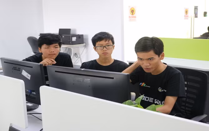 Ba học sinh THPT chiến thắng Code War Cần Thơ 2019