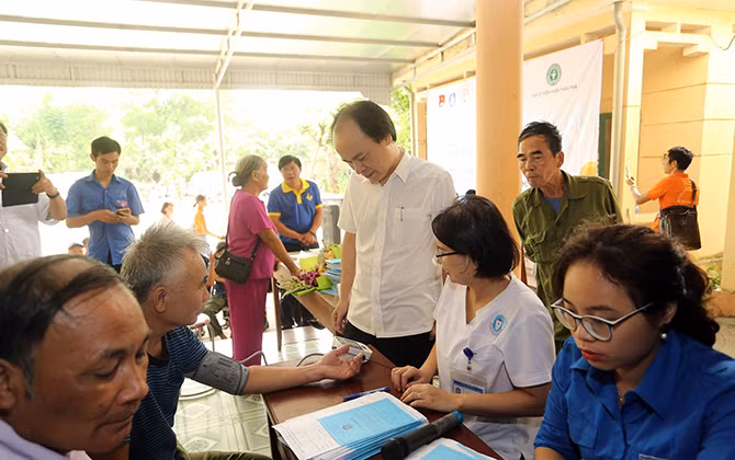 Những thầy thuốc trẻ khoác áo xanh tình nguyện