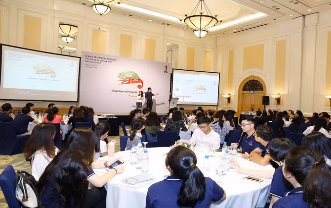 Sinh viên thảo luận về “Tương lai của tiền tệ và ngành kiểm toán”